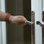 Узнайте о современных инструментах, облегчающих установку межкомнатных дверей